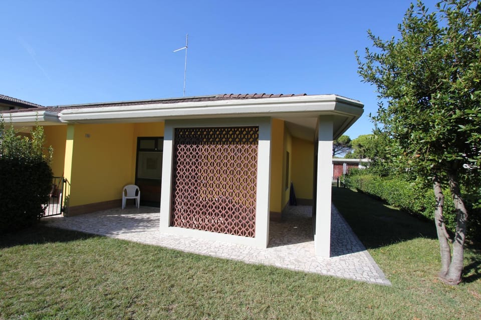 Property building, Facade/entrance, Garden, Garden view