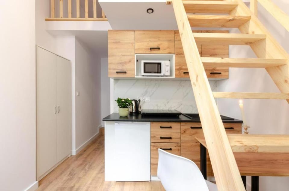 Kitchen or kitchenette, stove, Internal: Not applicable to any particular room