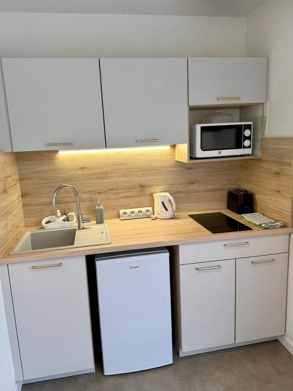 Coffee/tea facilities, Kitchen or kitchenette, stove, toaster