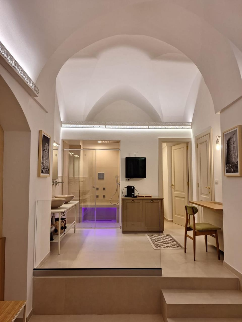 Shower, Bedroom