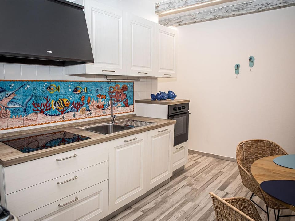 Kitchen or kitchenette, Dining area, oven, stove