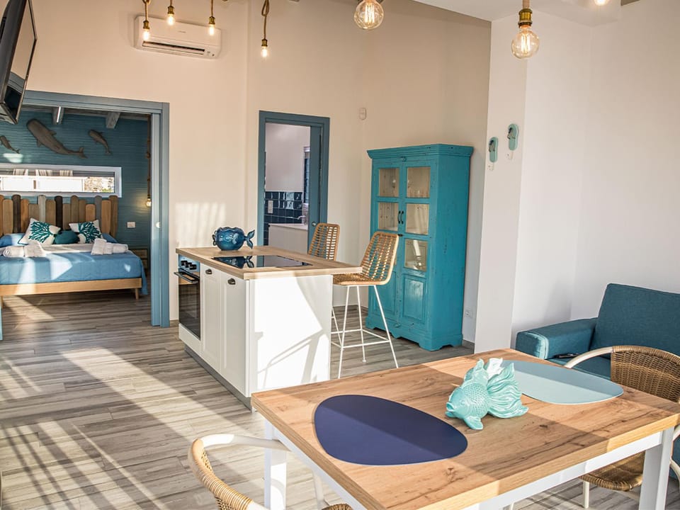Bed, Kitchen or kitchenette, Living room, Photo of the whole room, Seating area, Dining area, Bedroom, oven