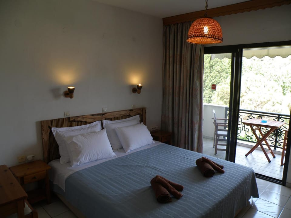 Bed, Balcony/Terrace, Photo of the whole room, Bedroom, towels