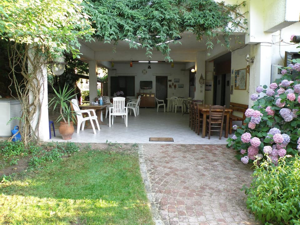 Communal lounge/ TV room, Garden, Dining area