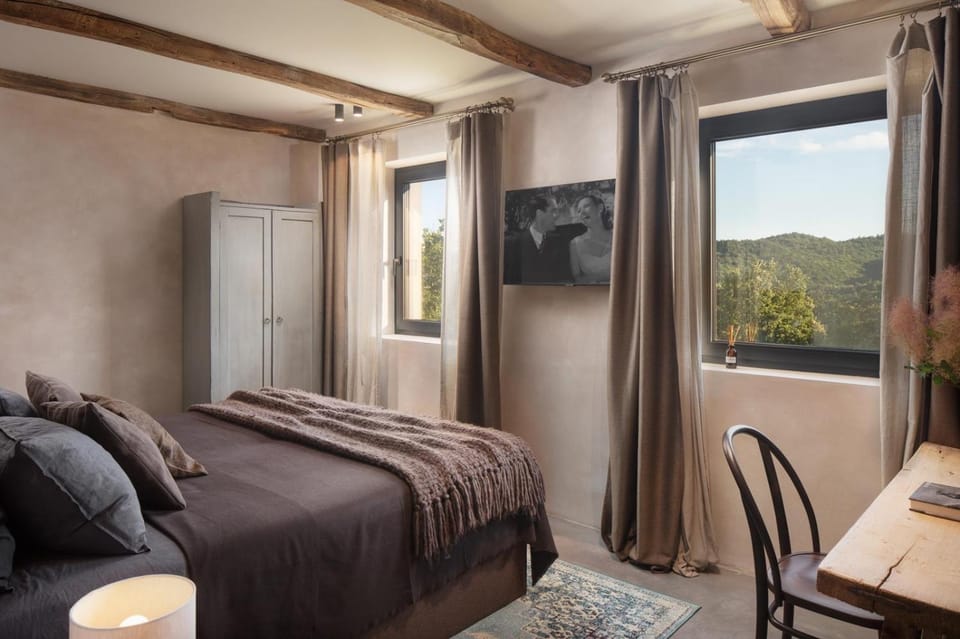 Bed, TV and multimedia, Photo of the whole room, Bedroom