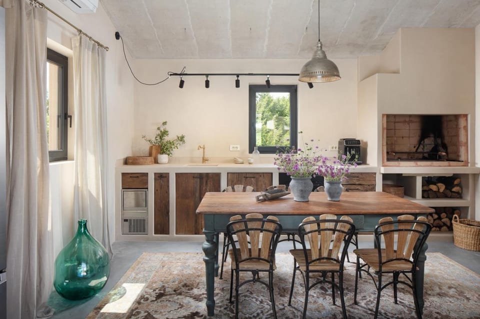 Kitchen or kitchenette, Seating area