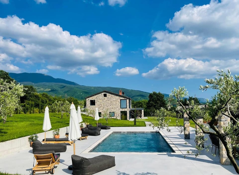 Property building, Day, Natural landscape, Garden, Mountain view, Pool view, Swimming pool, sunbed