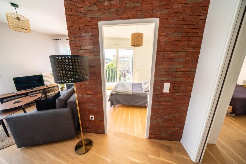 Bed, TV and multimedia, Living room, Seating area, Bedroom, internet