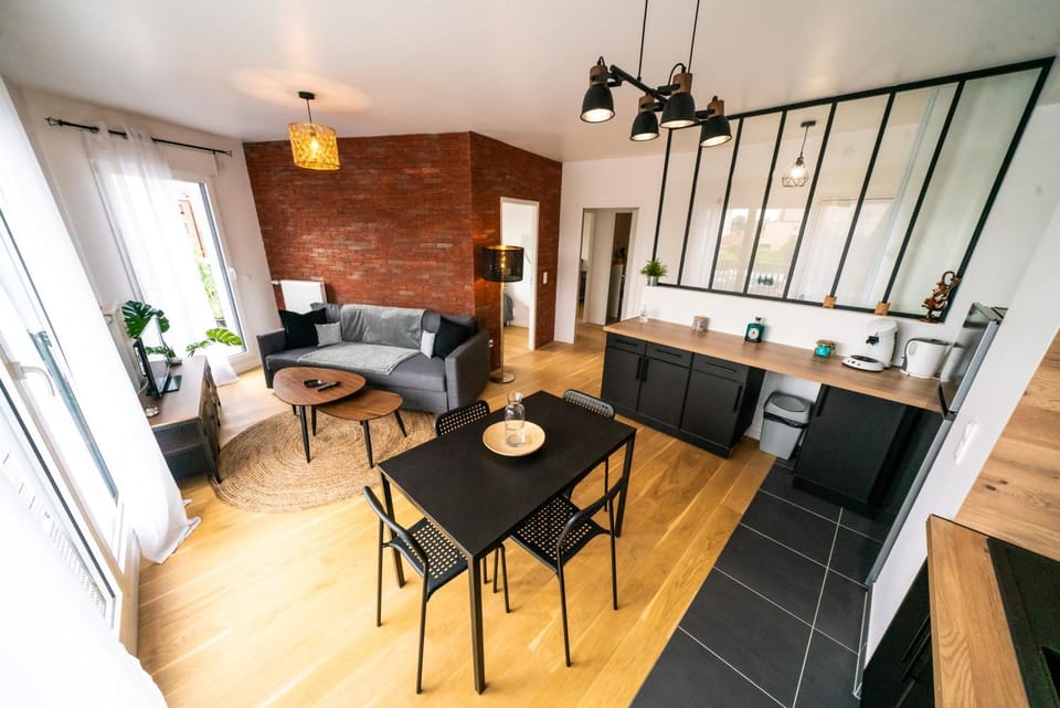 TV and multimedia, Coffee/tea facilities, Kitchen or kitchenette, Living room, Decorative detail, Seating area, Dining area, internet, kitchen