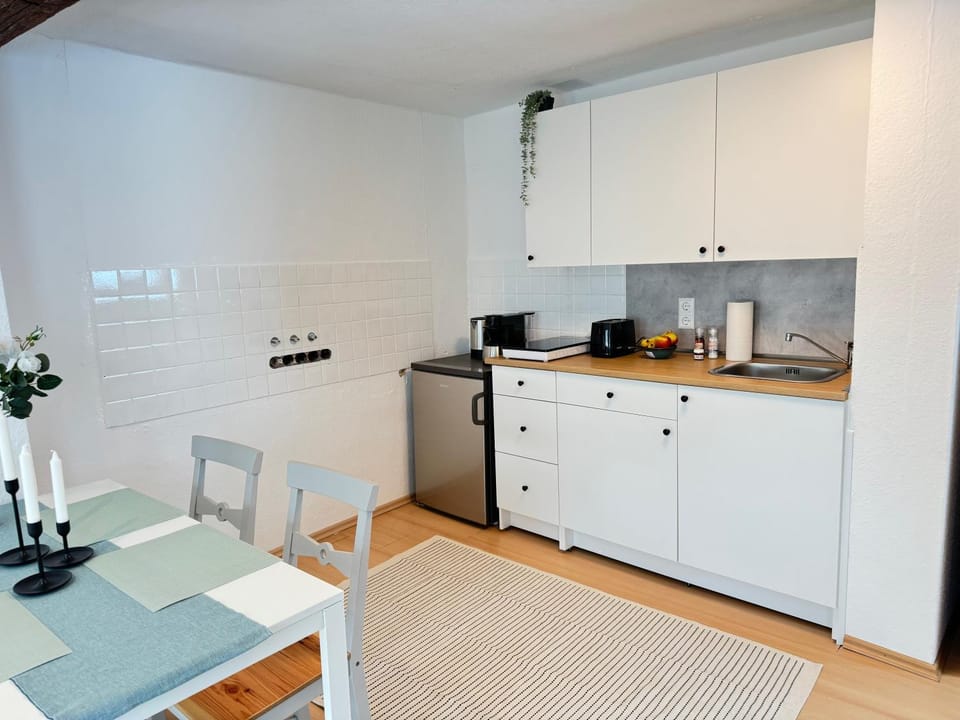 Coffee/tea facilities, Kitchen or kitchenette, Dining area, stove, toaster