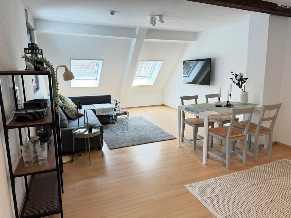 TV and multimedia, Living room, Seating area, Evening entertainment
