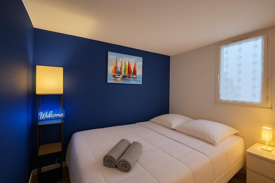 Bed, Photo of the whole room, Bedroom, towels