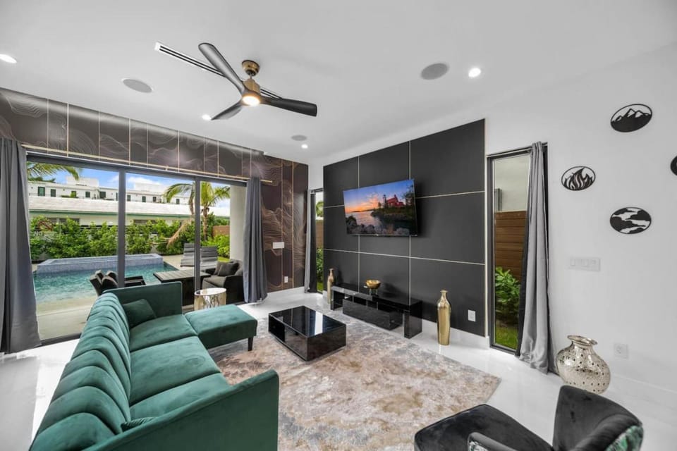Elements Las Olas w Pool and Spa Near Beach House in Fort Lauderdale