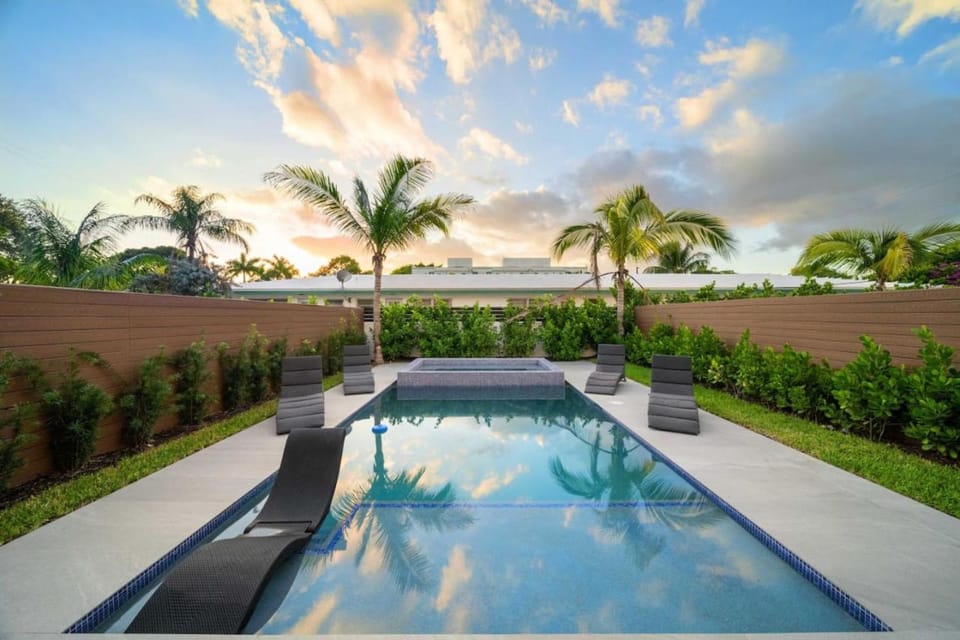 Elements Las Olas w Pool and Spa Near Beach House in Fort Lauderdale