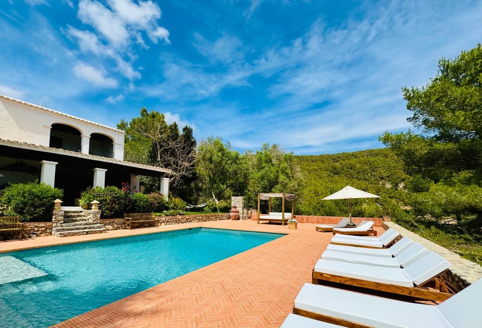 Property building, Natural landscape, Pool view, sunbed