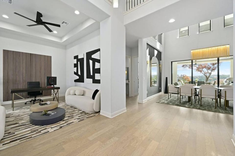 Lone Star Luxe Luxury Getaway On Lake Travis House in Jonestown