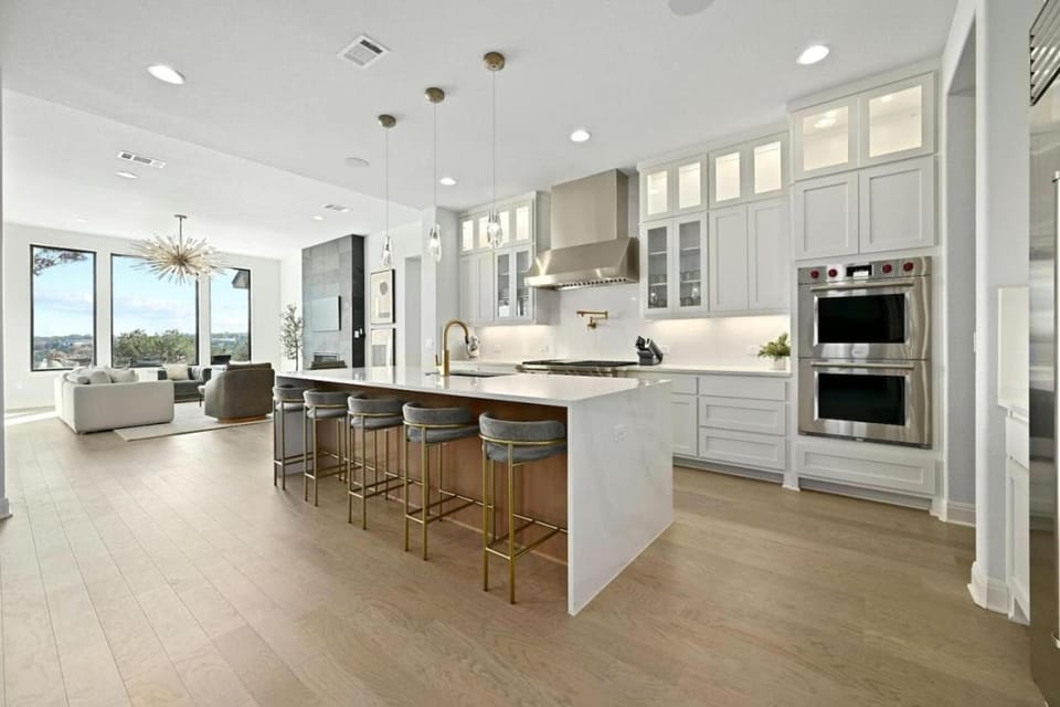 Lone Star Luxe Luxury Getaway On Lake Travis House in Jonestown