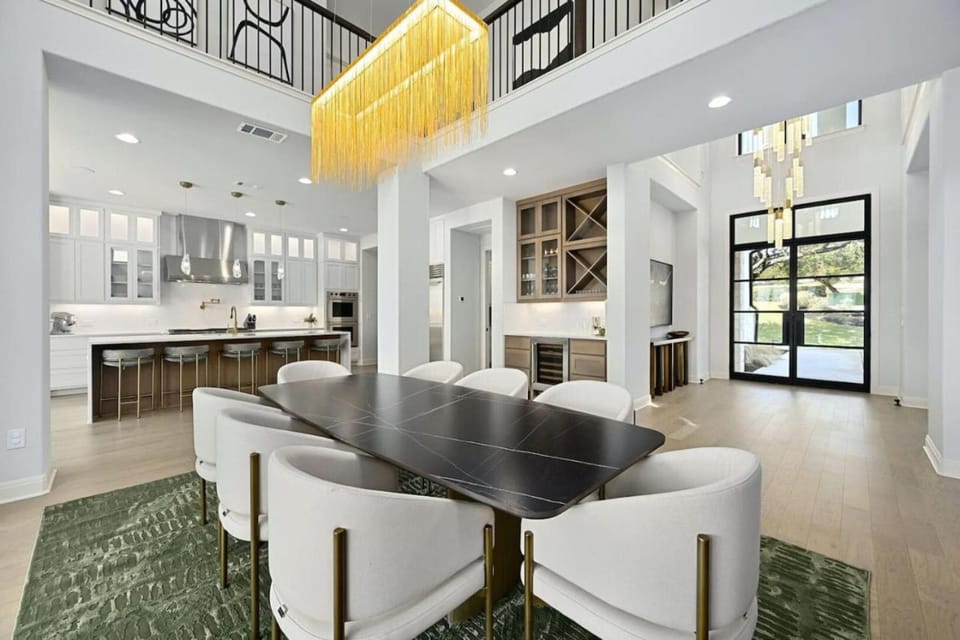 Lone Star Luxe Luxury Getaway On Lake Travis House in Jonestown