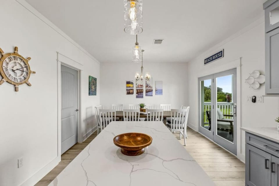 Captains Quarters Close to Beach and Bay House in Hitchcock