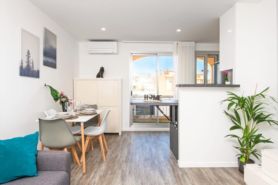 Balcony/Terrace, Living room, Dining area, kitchen, air conditioner