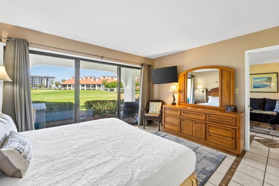 Bed, TV and multimedia, View (from property/room), Living room, Photo of the whole room, Bedroom