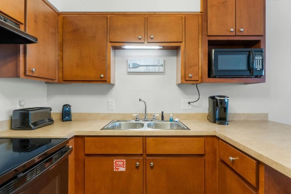 Coffee/tea facilities, Kitchen or kitchenette, microwave, minibar, stove