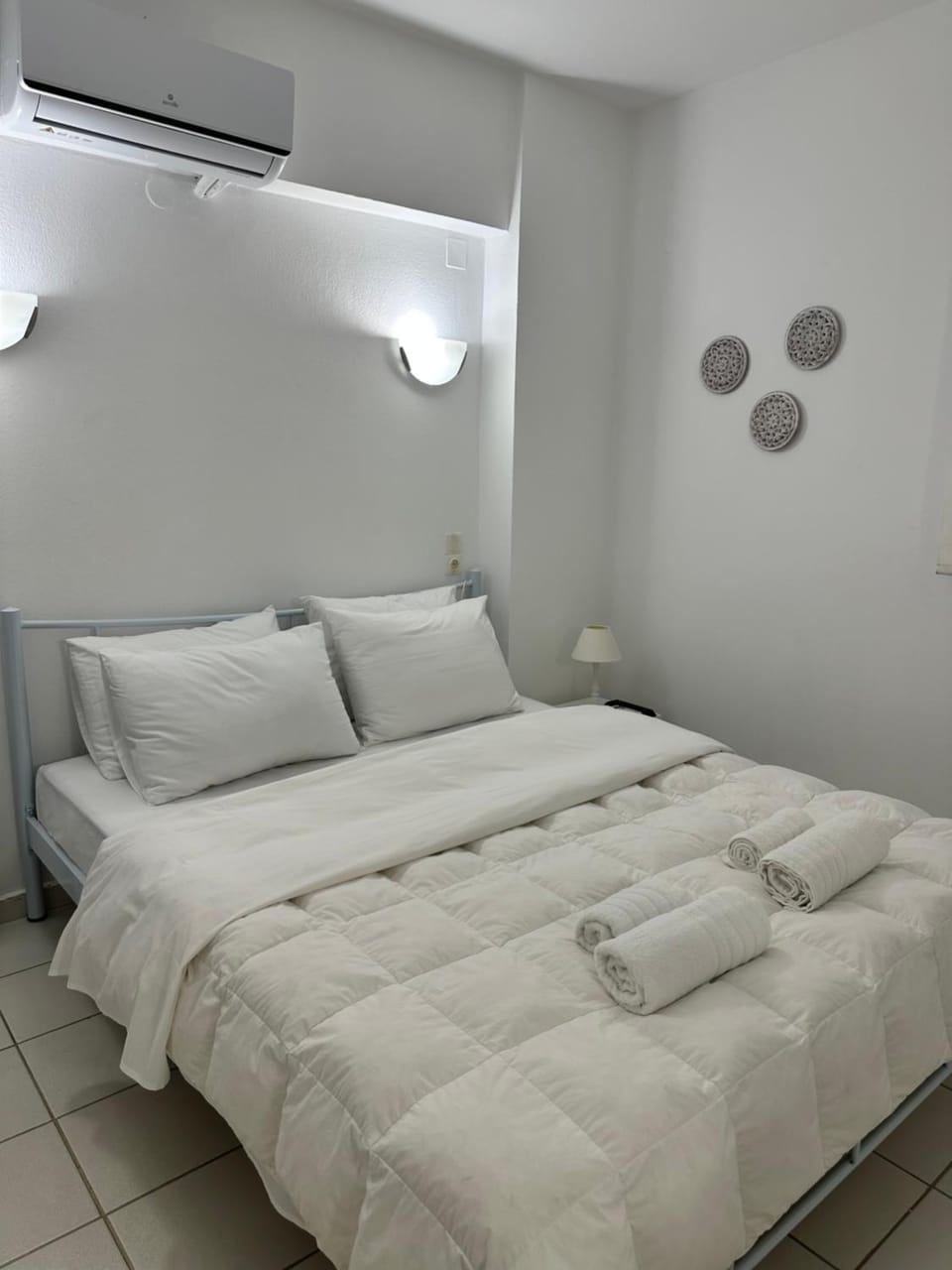 Bed, Bedroom, towels