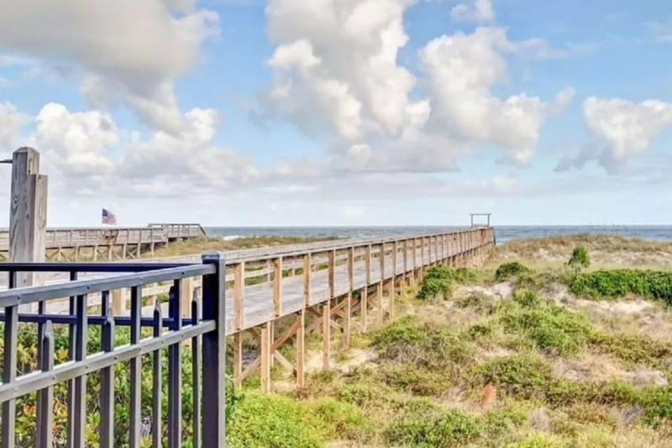 Oceanview Sand Dollar Villas Condo - Balcony - Pool House in Fernandina Beach