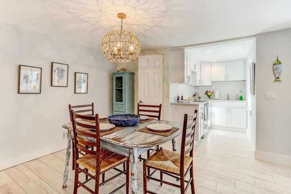 The Reef - Cozy Hideaway - Private Patio - Located Steps from the Beach House in Fernandina Beach