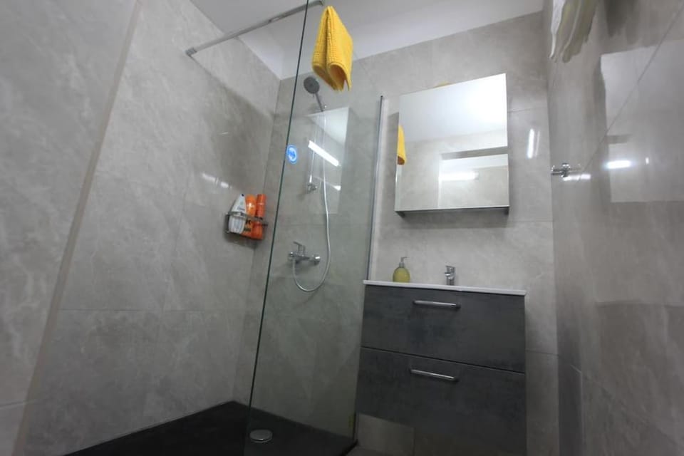 Superb Apartment steps away from Finikoudes Beach Apartment in Larnaca