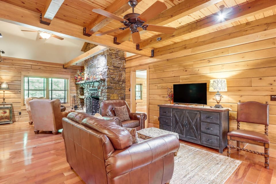 Rogers Cabin on 17 Acres with Wraparound Deck! Cabin in Beaver Lake