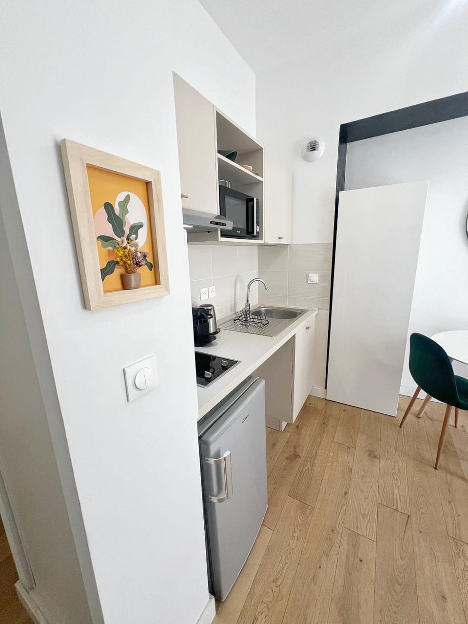 Kitchen or kitchenette, Dining area, stove