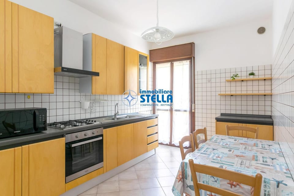 Kitchen or kitchenette, Dining area, oven