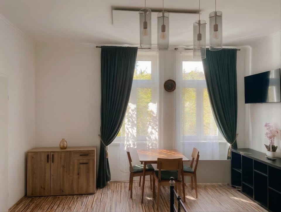 TV and multimedia, Living room, Photo of the whole room, Seating area, Dining area, Lunch