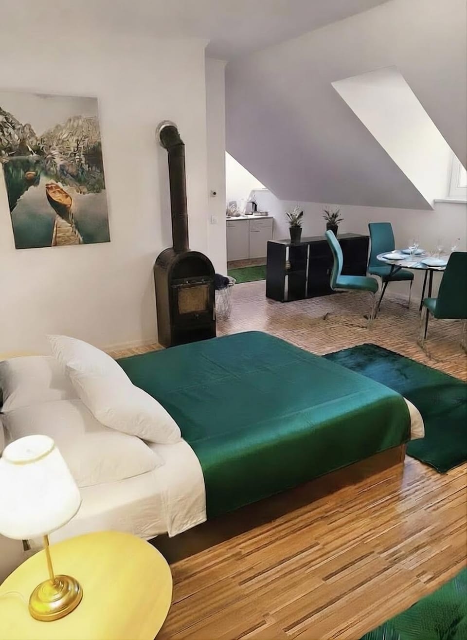 Bed, Kitchen or kitchenette, Seating area, Dining area, microwave, kitchen