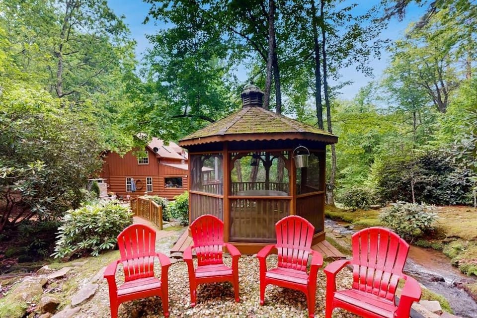 Misty Falls Hideaway House in Tennessee