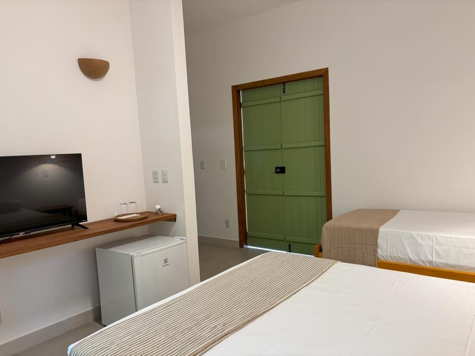Bed, TV and multimedia, Photo of the whole room, Bedroom