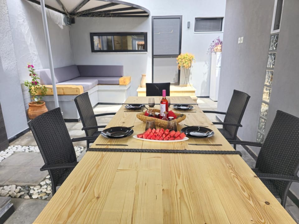 Seating area, Dining area