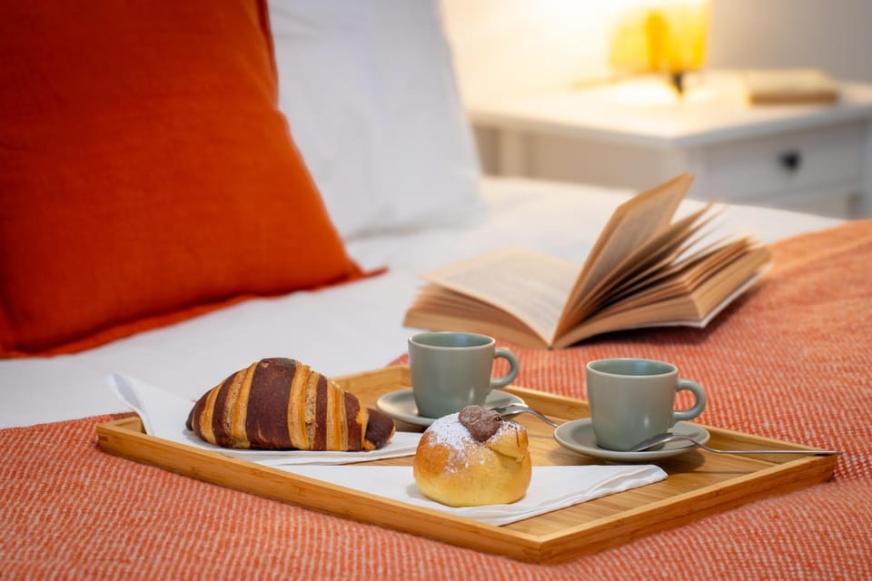 Bed, Coffee/tea facilities, Food and drinks, Bedroom, Food, Breakfast, towels