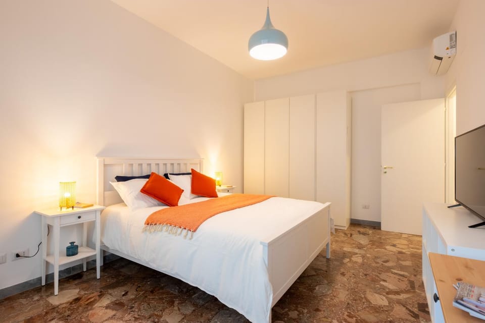 Bed, TV and multimedia, Photo of the whole room, Bedroom, wardrobe, air conditioner