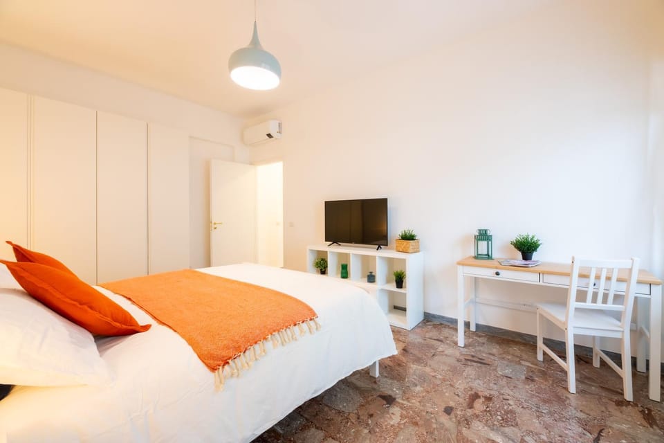 Bed, TV and multimedia, Photo of the whole room, Bedroom, wardrobe