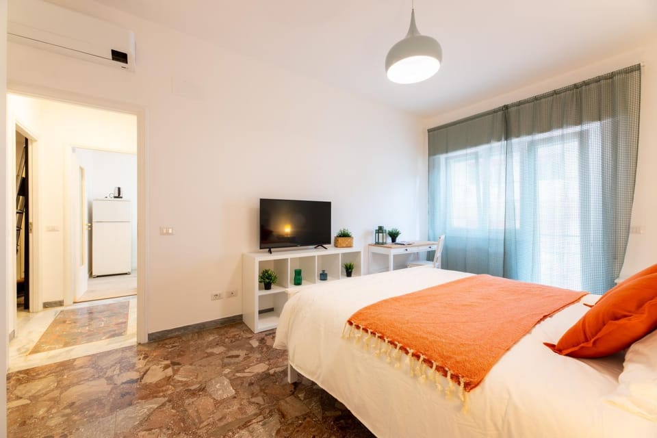 Bed, TV and multimedia, Photo of the whole room, Bedroom, wardrobe