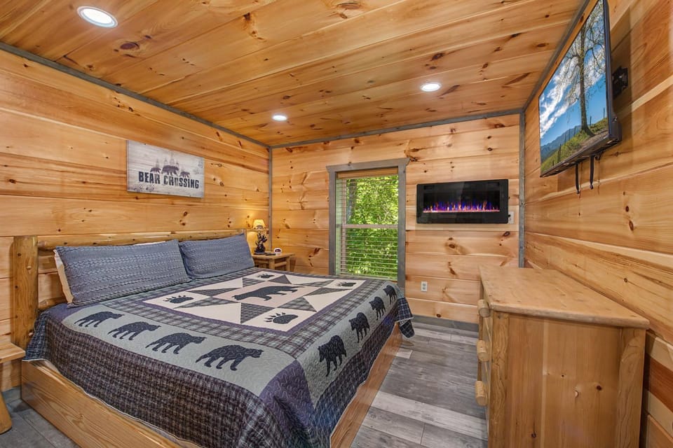 Bed, Day, TV and multimedia, Bedroom, fireplace