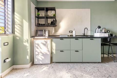 Coffee/tea facilities, microwave, kitchen