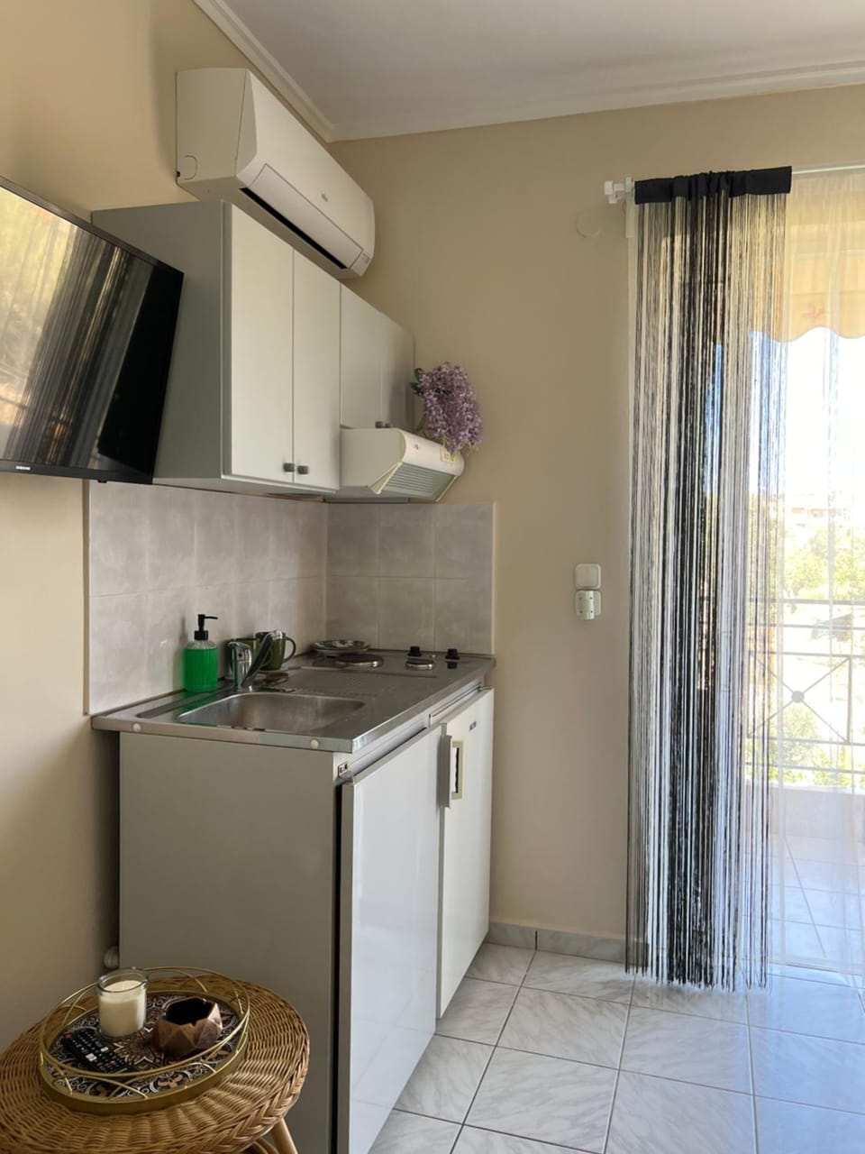 Kitchen or kitchenette, minibar
