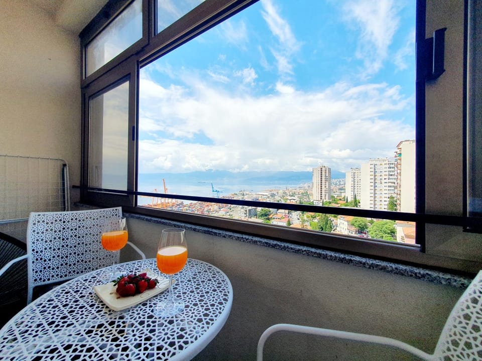 Natural landscape, Balcony/Terrace, Seating area, Sea view