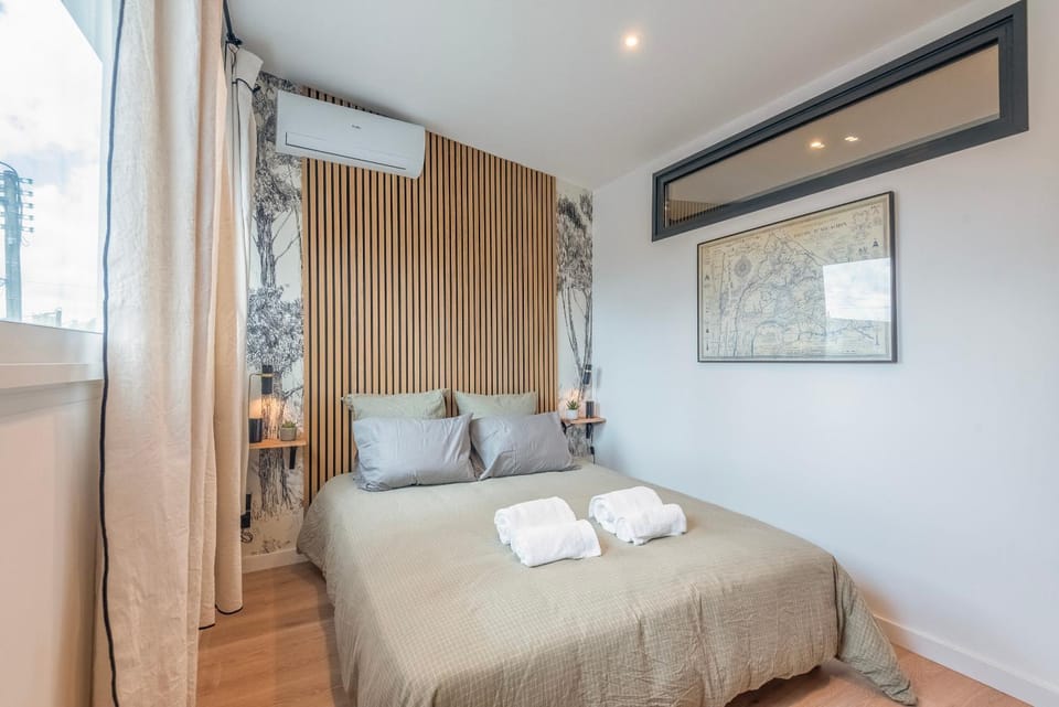 Bed, Photo of the whole room, air conditioner