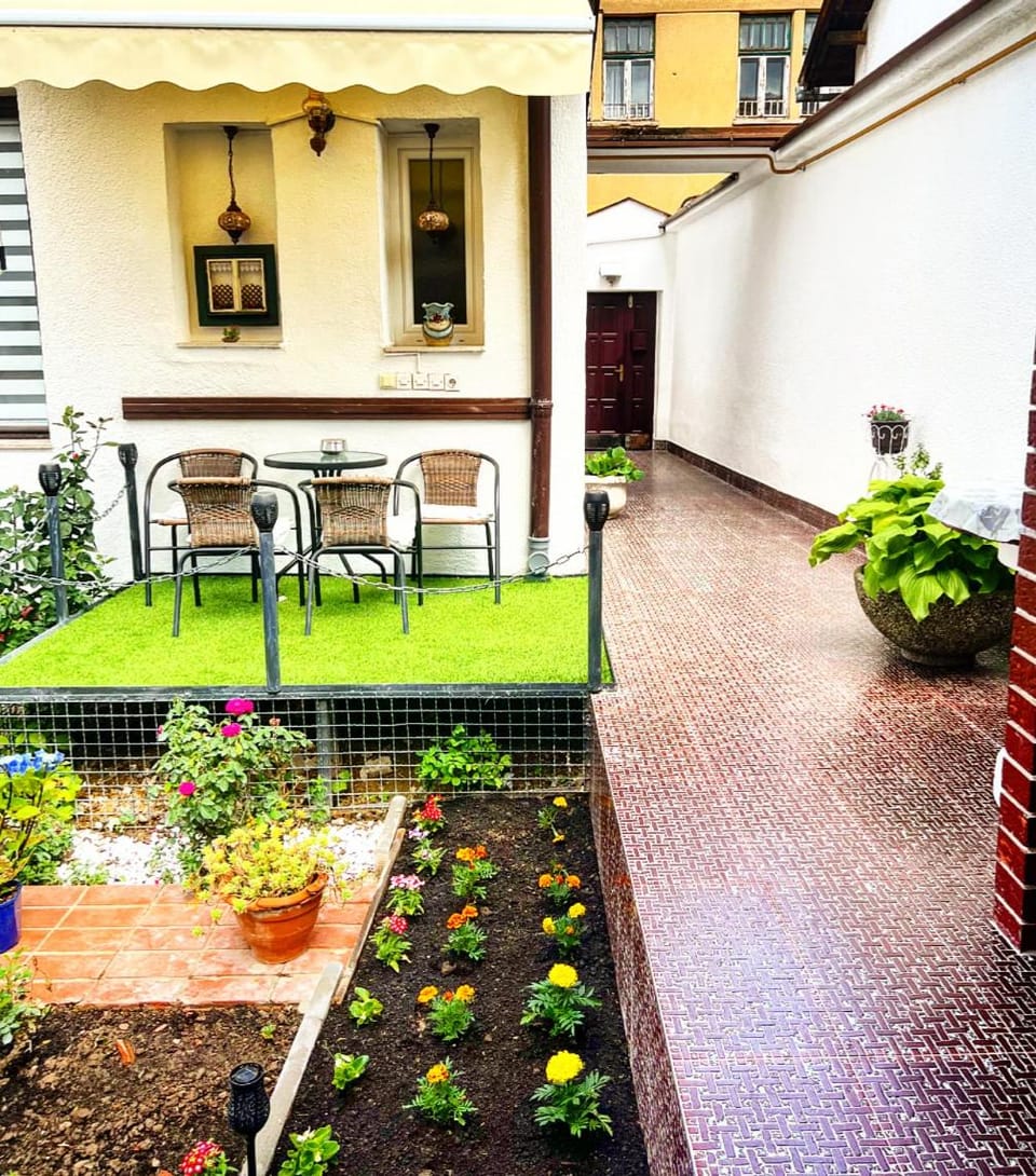 Garden, Seating area