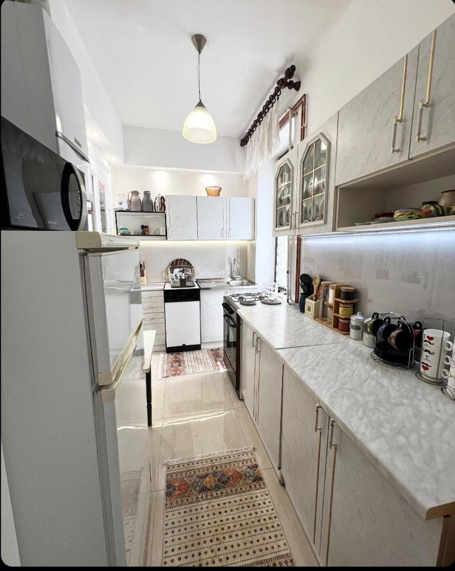 Kitchen or kitchenette, dishwasher, oven, toaster