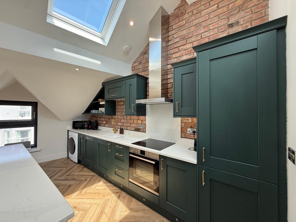 Kitchen or kitchenette, Photo of the whole room, oven